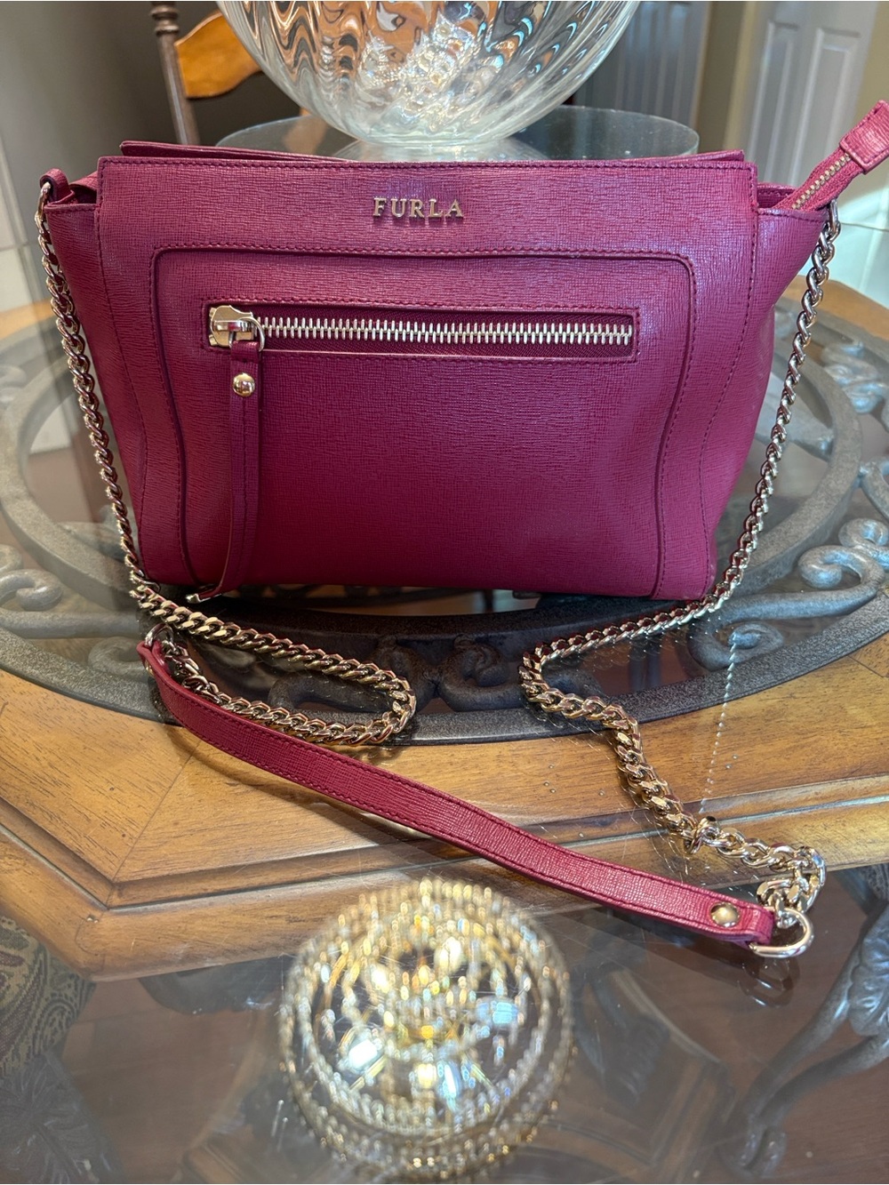 FURLA Ginevra Gloss Fuxia
Pink Saffiano Leather Chain
Strap Mini Crossbody Bag